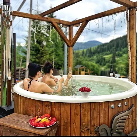 Lastivka Hotel Yablunytsya