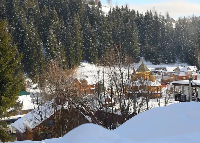 Lastivka Otel Yablunytsia