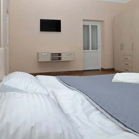 Lastivka Yablunytsya